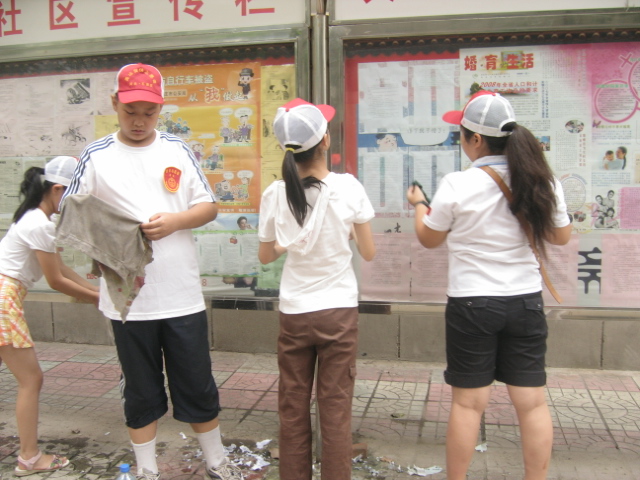 （石外小学）社区清理垃圾.jpg