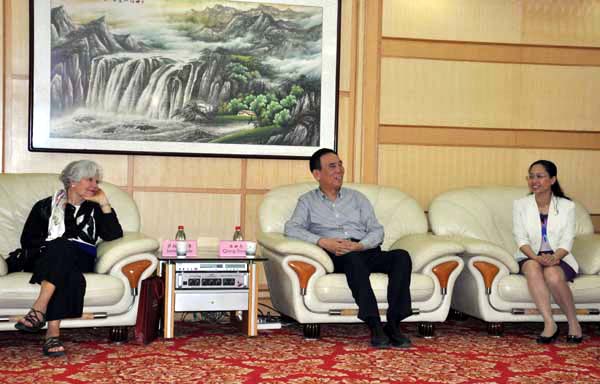 强新志校长为“老朋友”访问团介绍集团情况