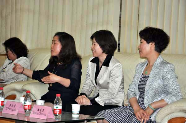 双方进行愉快的交流