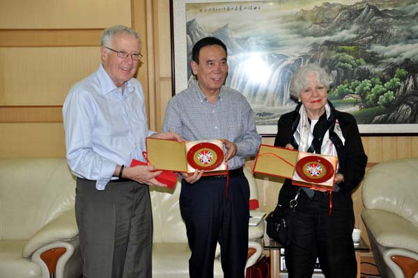 强校长代表集团为访问团赠送礼品