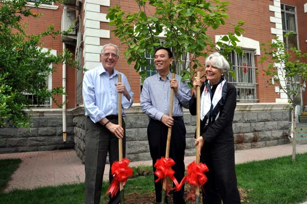 共同种下友谊树