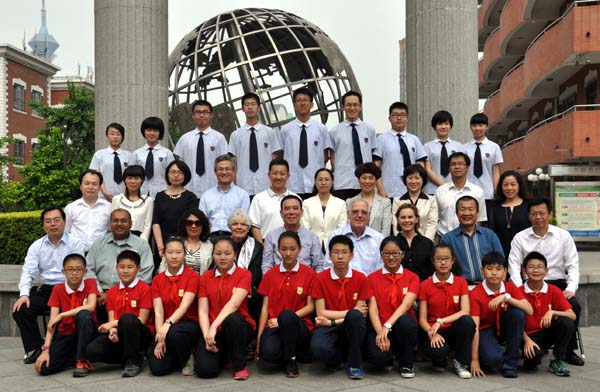 合影见证着双方友谊的又一次加深