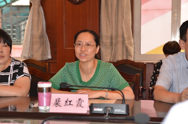 裴红霞校长欢迎山区学生来集团学习