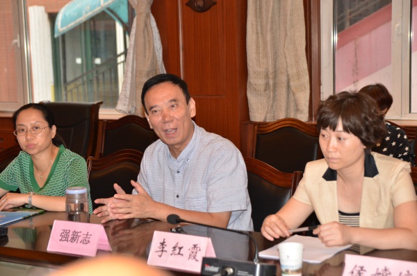 强新志校长希望山区学生愉快学习，天天进步