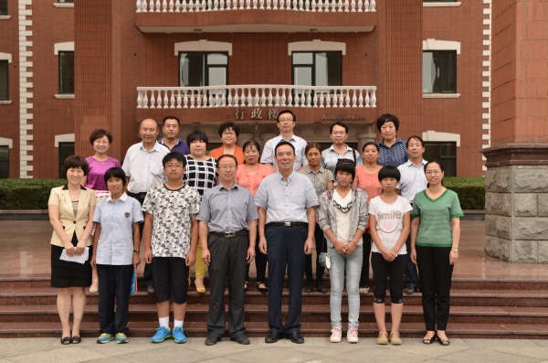 集团领导与山区学校领导、学生、家长合影